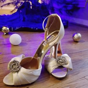 Sexy Satin Badgley Mischka Ivory Size 8.5 Heels